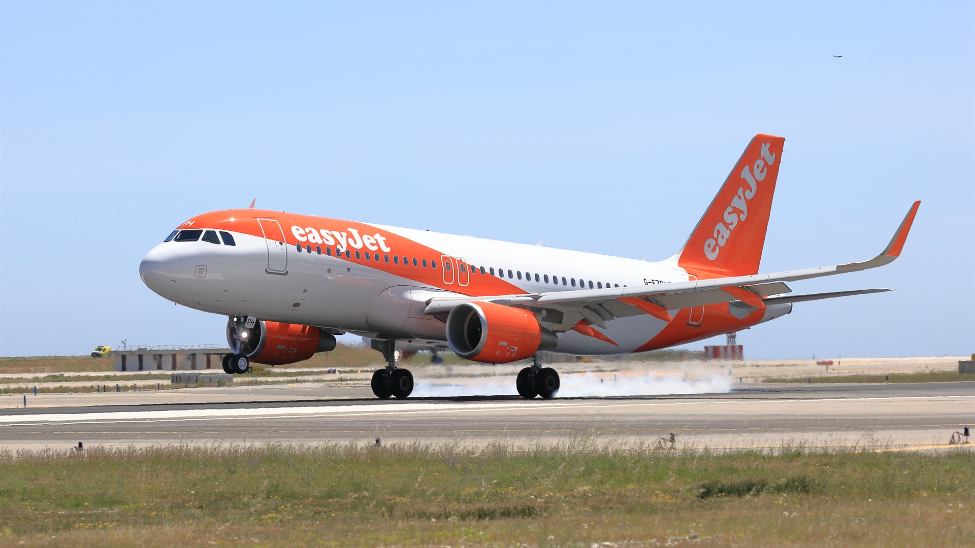 EasyJet cuts losses but faces global Q2 revenue challenges