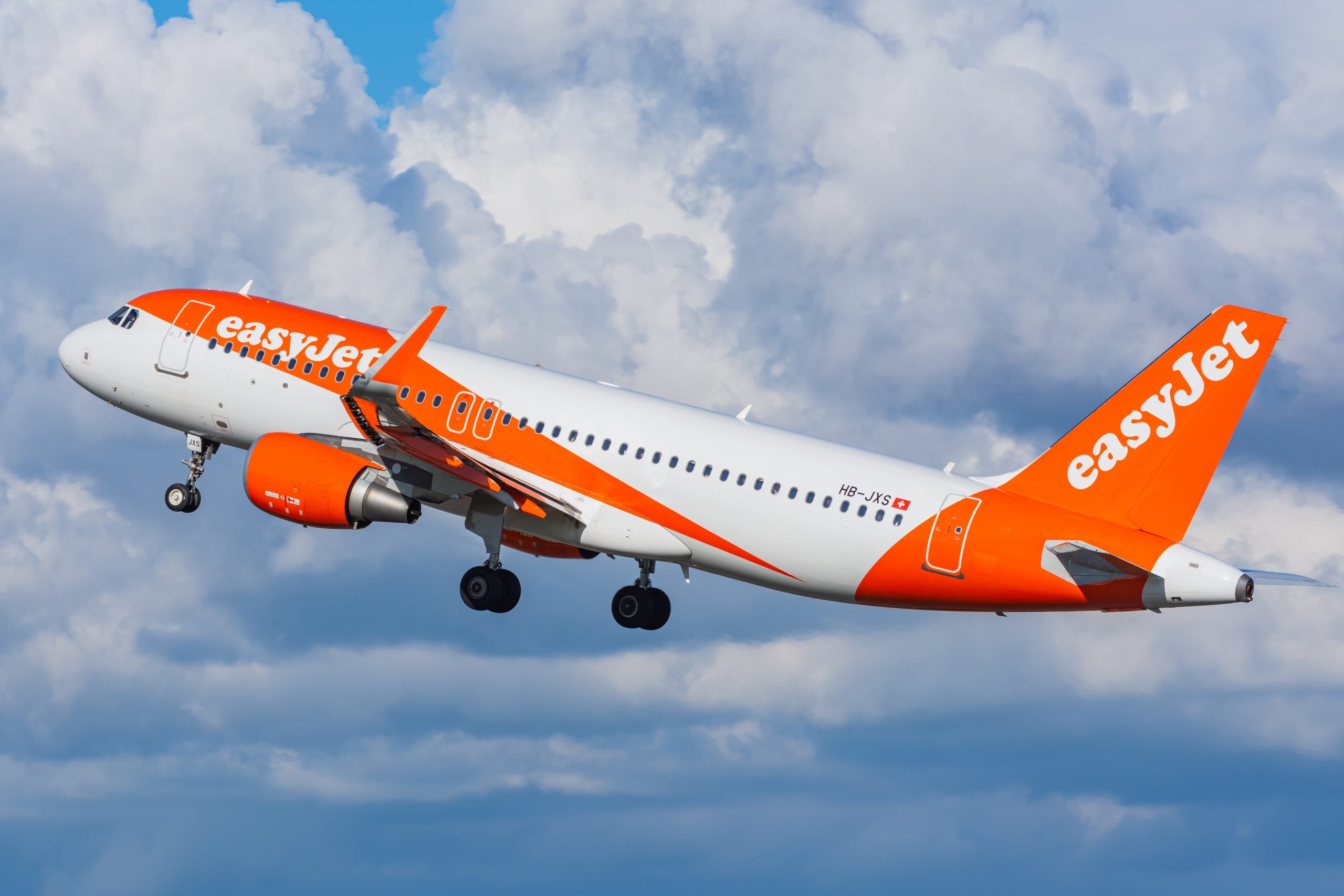 EasyJet cuts losses but faces global Q2 revenue challenges